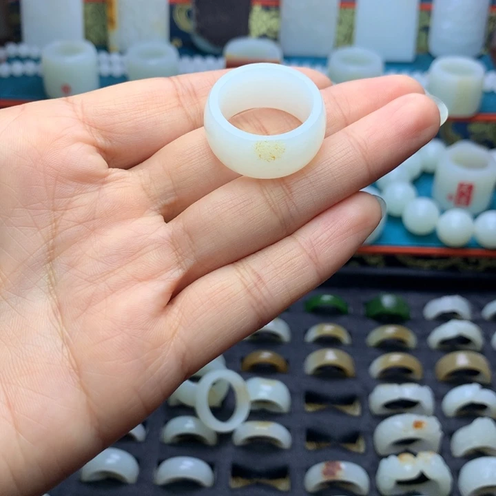 爆***龙和田玉未镶嵌戒指