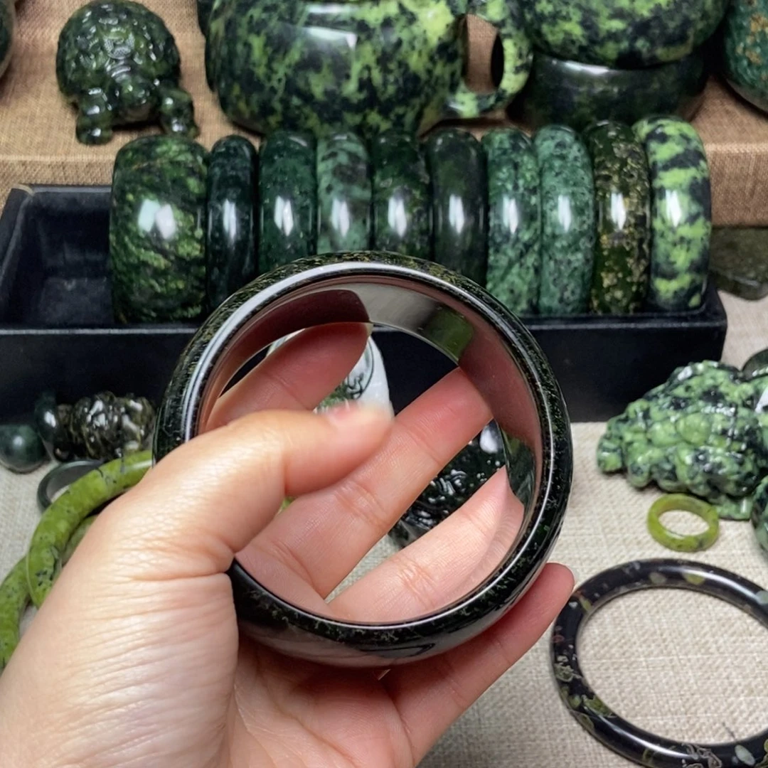 蛇纹石玉颈饰未镶嵌文*