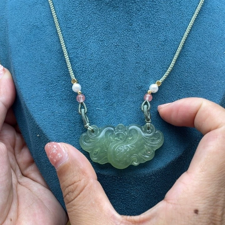 蛇纹石玉未镶嵌颈饰