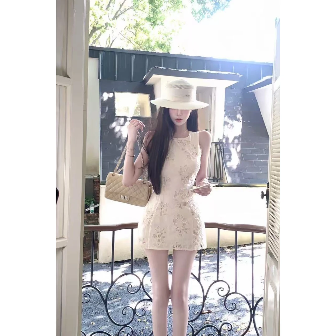 纯欲风辣妹短裙夏季收腰显瘦设计感蕾丝钩花镂空无袖背心连衣裙女