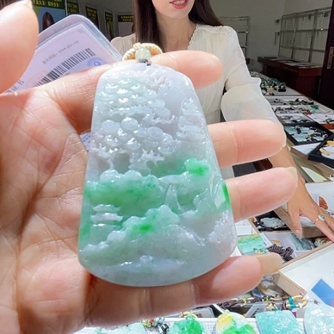 翡翠未镶嵌颈饰一个