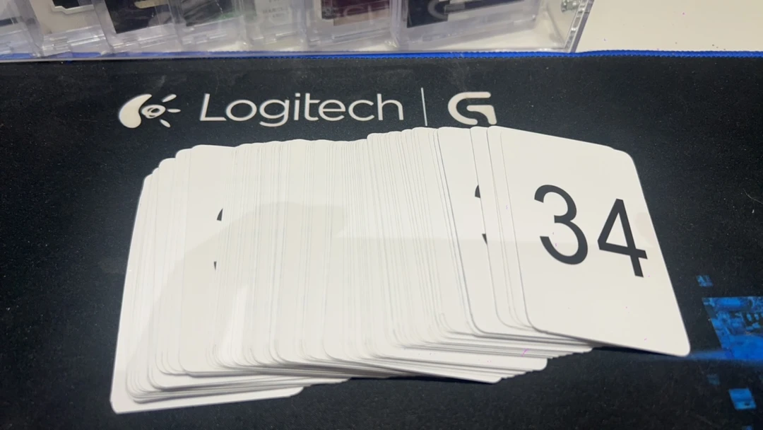 打墙玩法！1-100手牌对应墙面1-100张卡，hit走一张补一张！