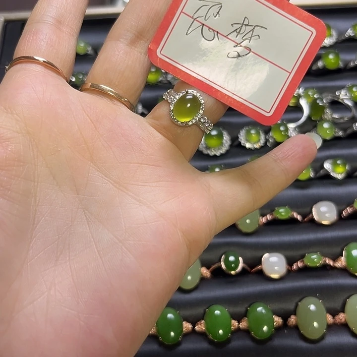 恋***娘蛇纹石玉未镶嵌颈饰