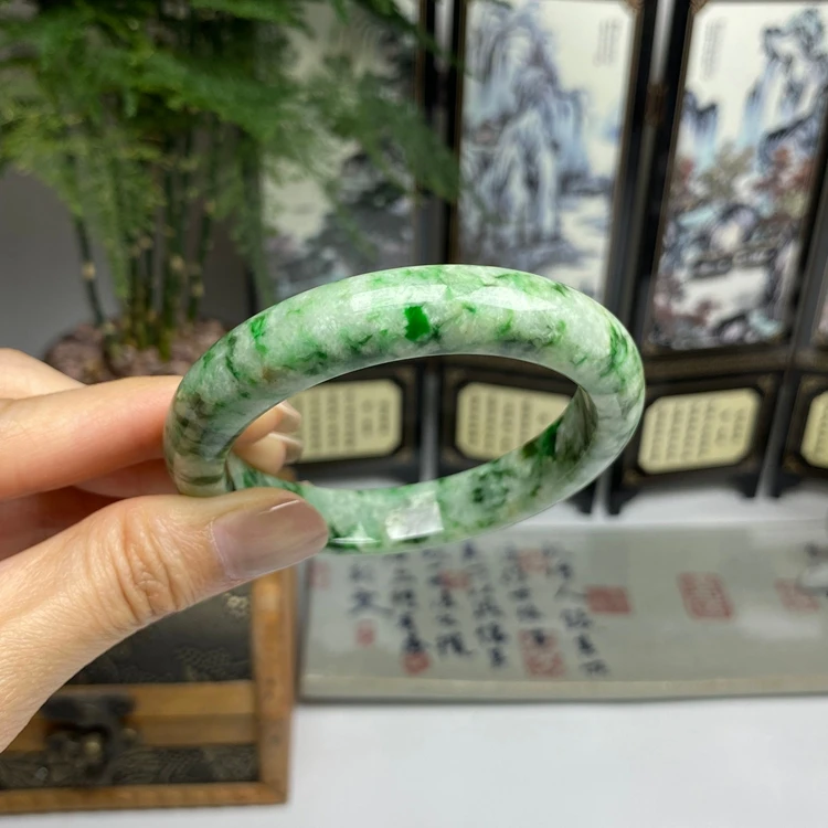 55.8飘绿正圈手镯 天然翡翠A货手镯