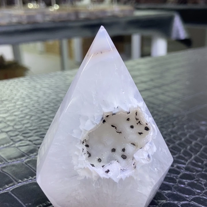 水晶珠宝半成品未镶嵌牙软金字塔