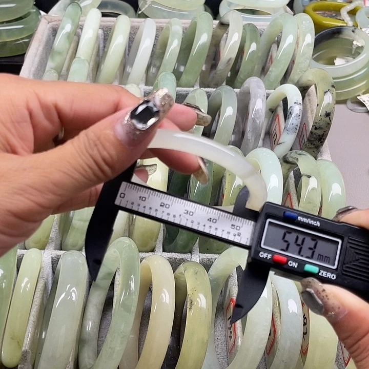 蛇纹石玉未镶嵌手镯190