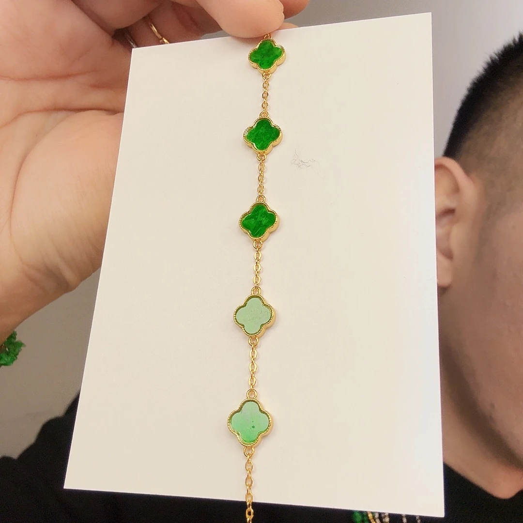 翡翠未镶嵌颈饰一件