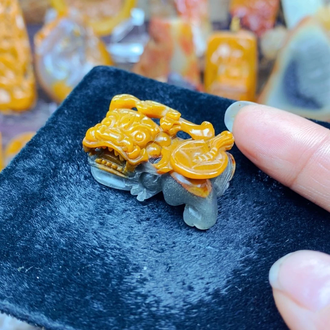 未镶嵌石英质玉（黄龙玉）颈饰