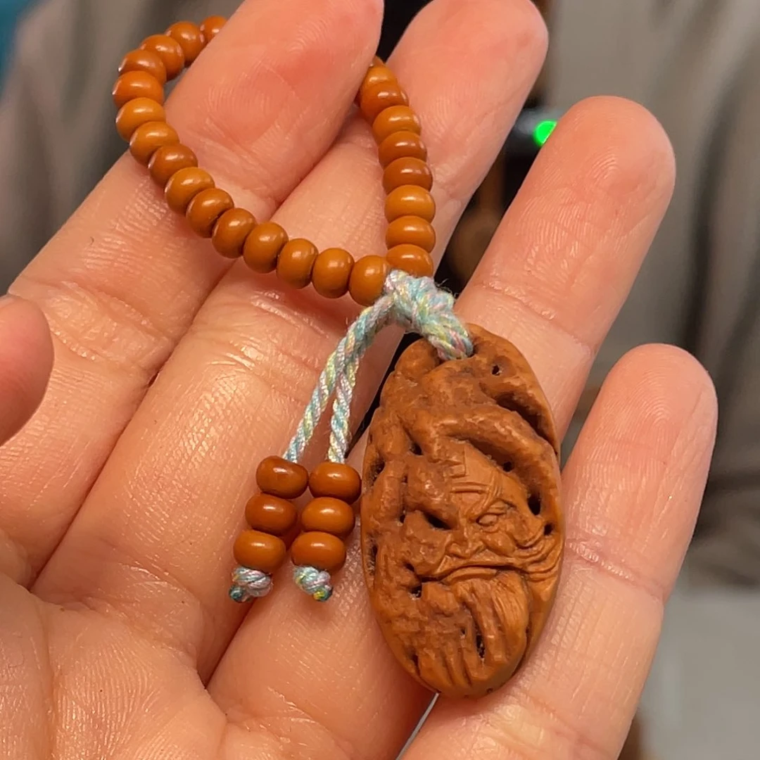 桃核钟馗牌核雕作品