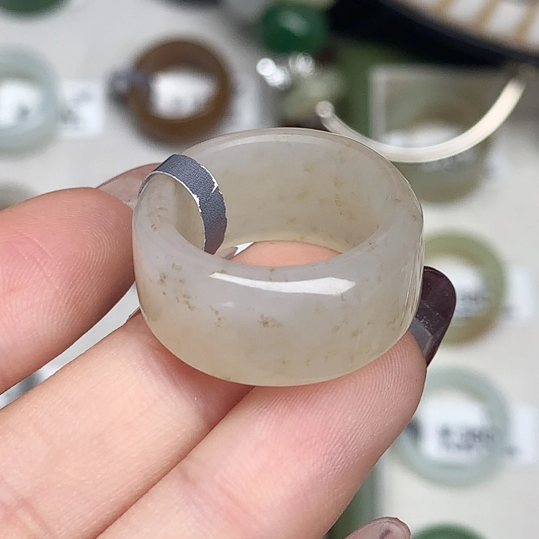 未镶嵌戒指和田玉