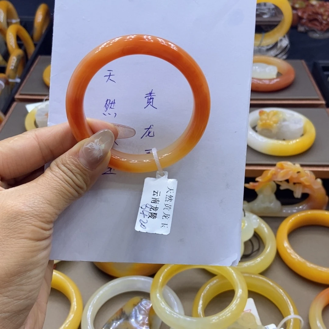 Y***。石英质玉（黄龙玉）未镶嵌手镯阳阳