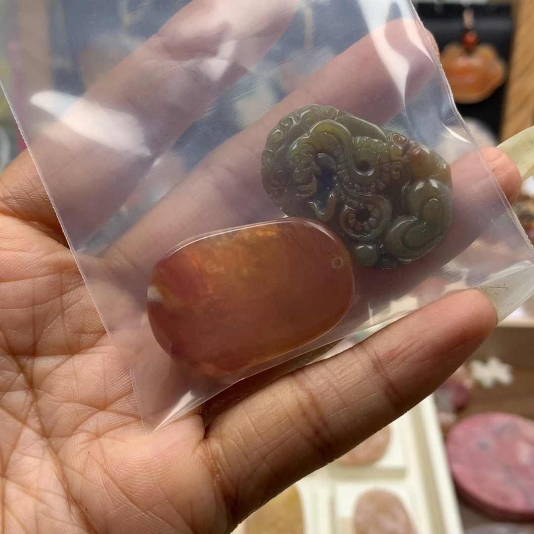 查罗石合金颈饰紫**璃