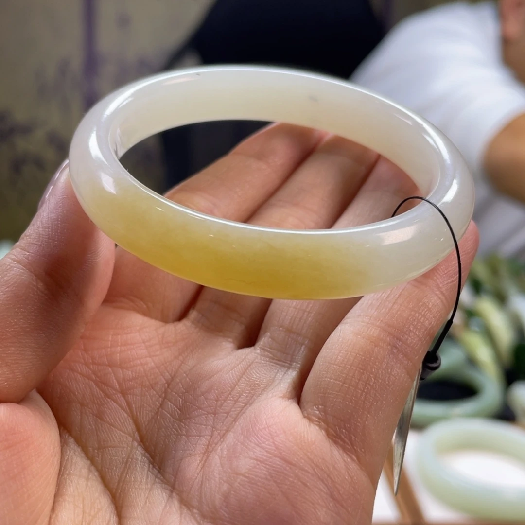 和田玉未镶嵌手镯