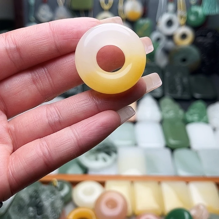 石英质玉未镶嵌颈饰