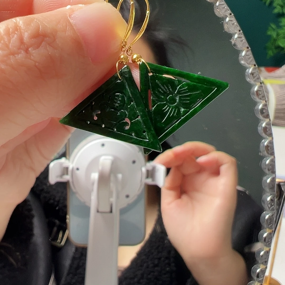18K金镶嵌翡翠耳饰