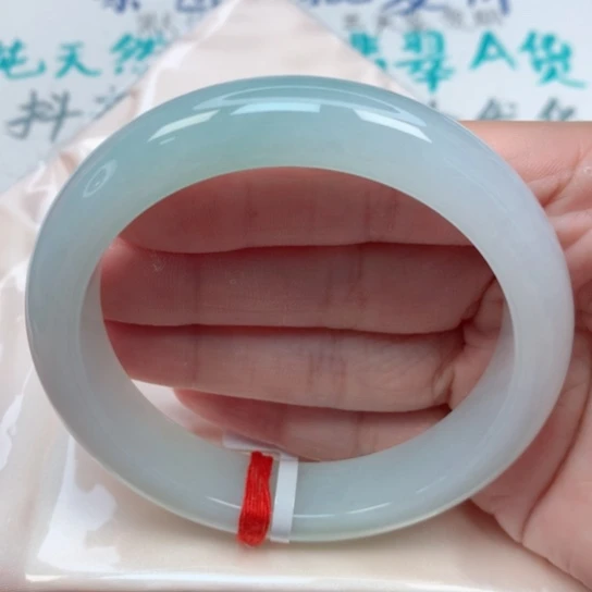 翡翠手镯未镶嵌61.6圈 飘晴绿底 水润 新货