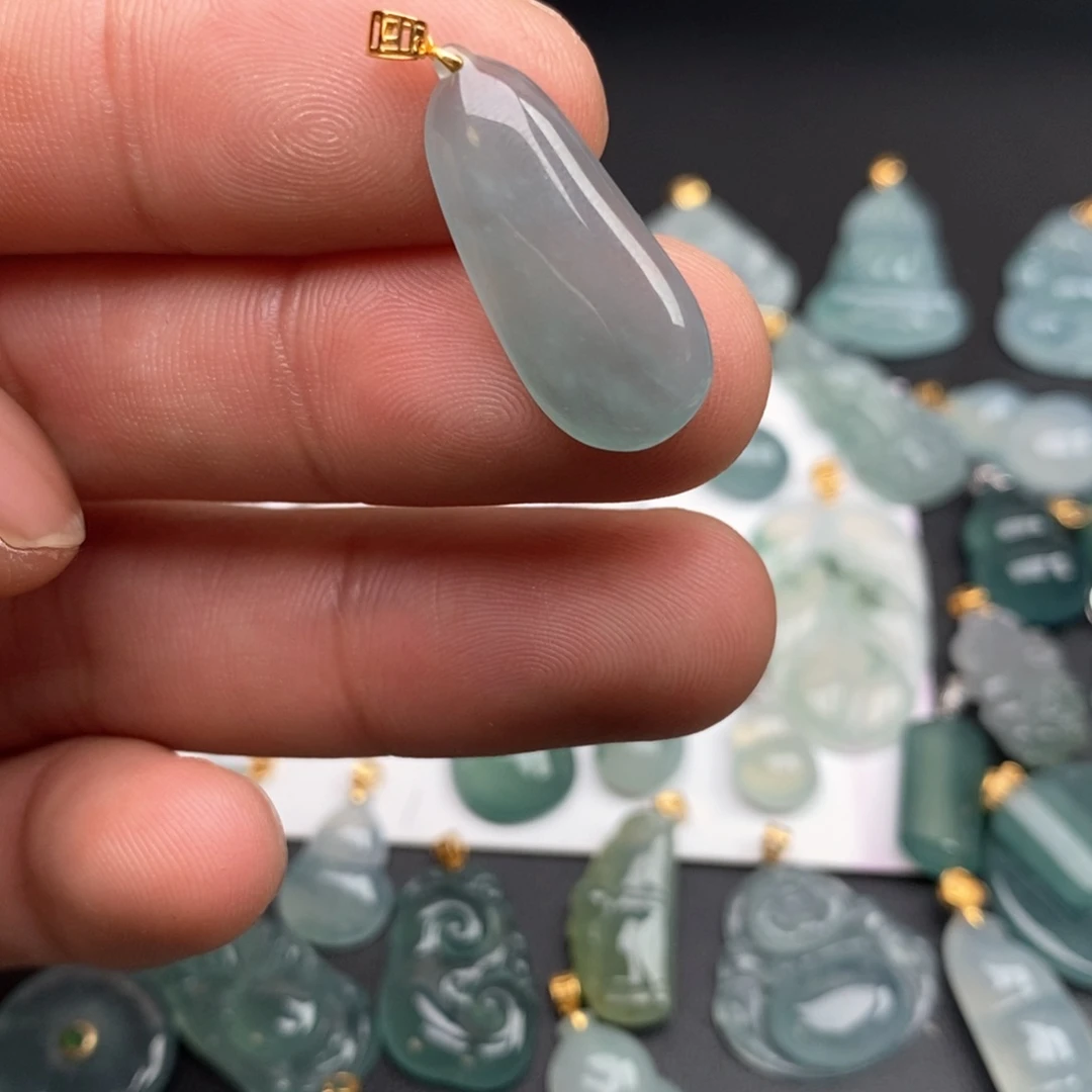 颈饰18K金镶嵌翡翠