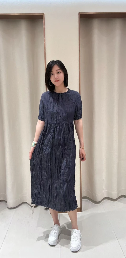 压褶圆领时尚连衣裙
