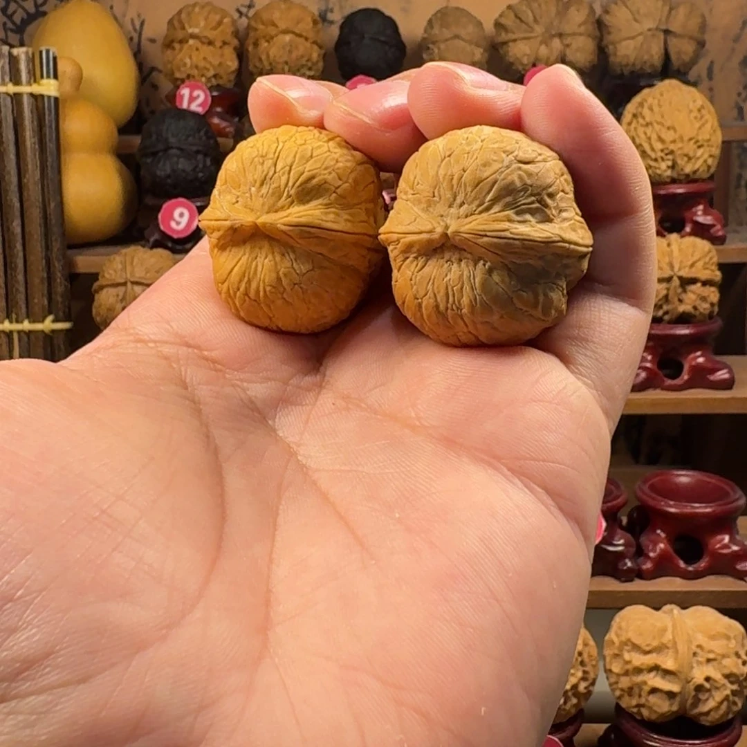 铁核桃把件正圆蛇皮球