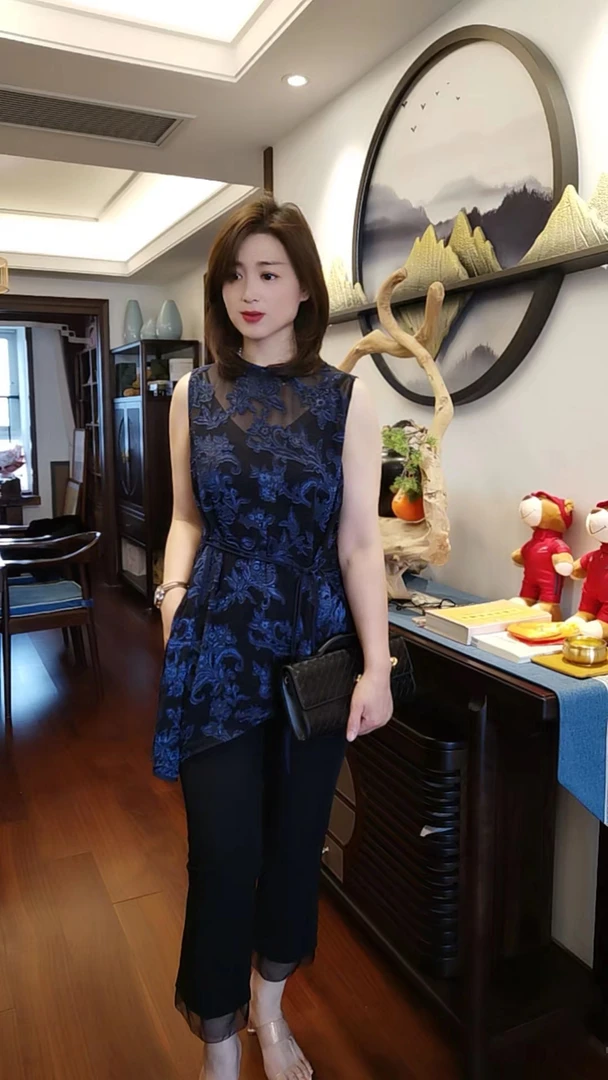 柏澜慧琳-【真丝上衣】夏季新款深蓝色小众剪花气质精致无袖B25069