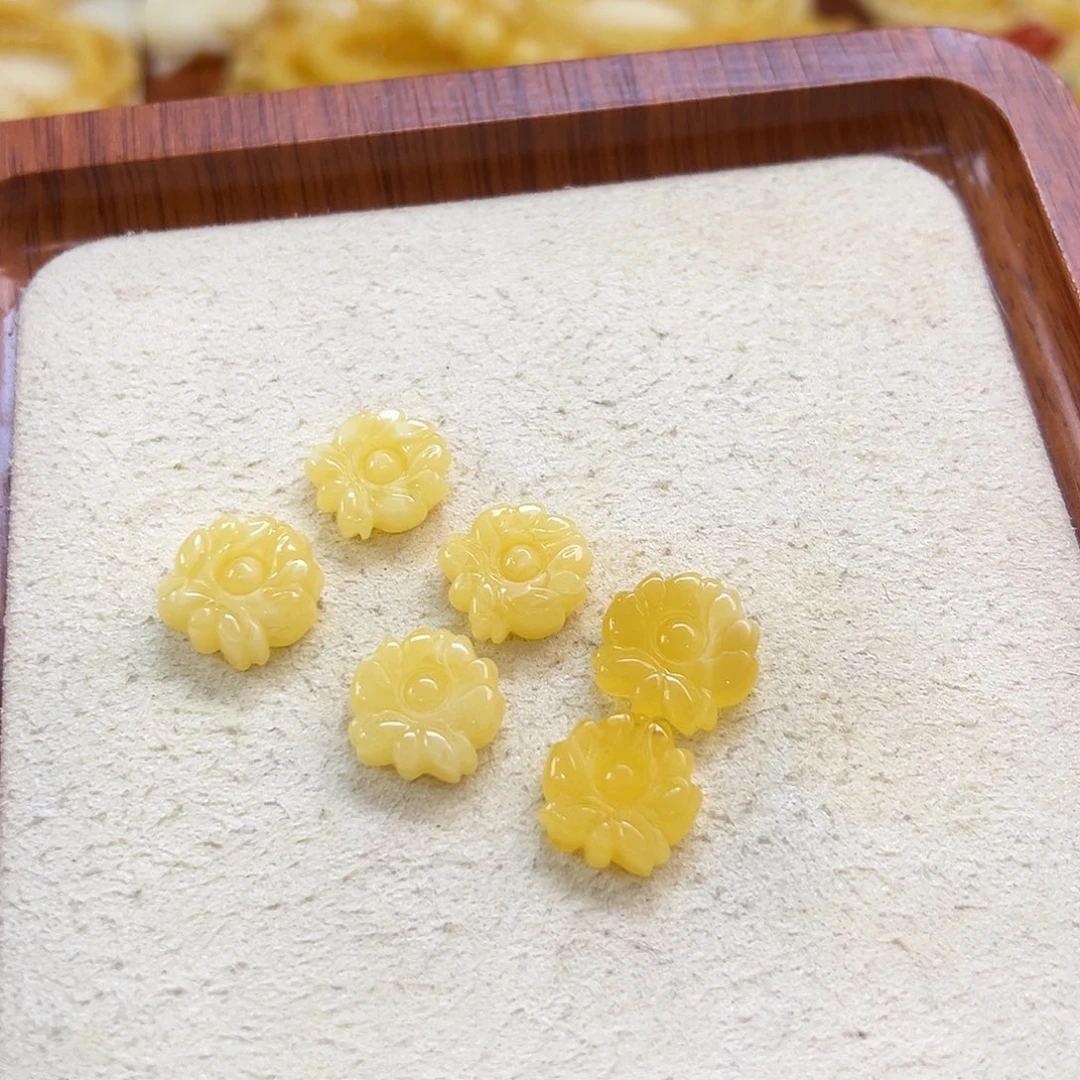 蜜蜡未镶嵌珠宝奇石多样性发其一