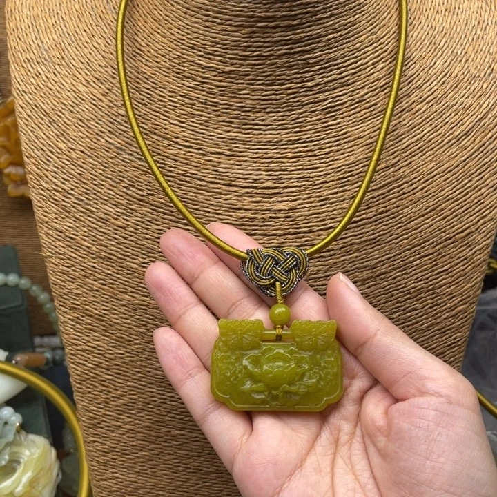 蛇纹石玉吊坠合金