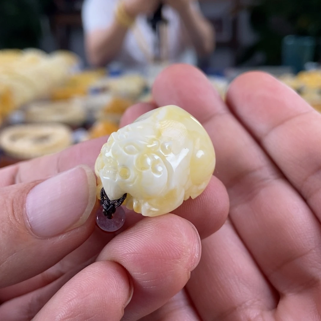 琥珀未镶嵌珠宝奇石白蜡貔貅吊坠6.75