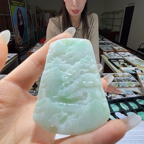 翡翠未镶嵌颈饰一个