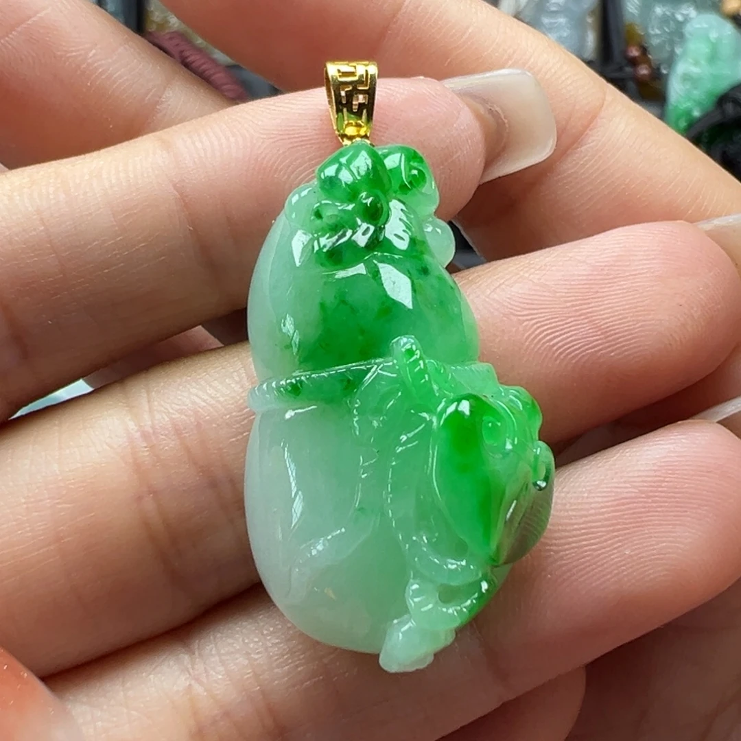 翡翠18K金镶嵌颈饰葫芦