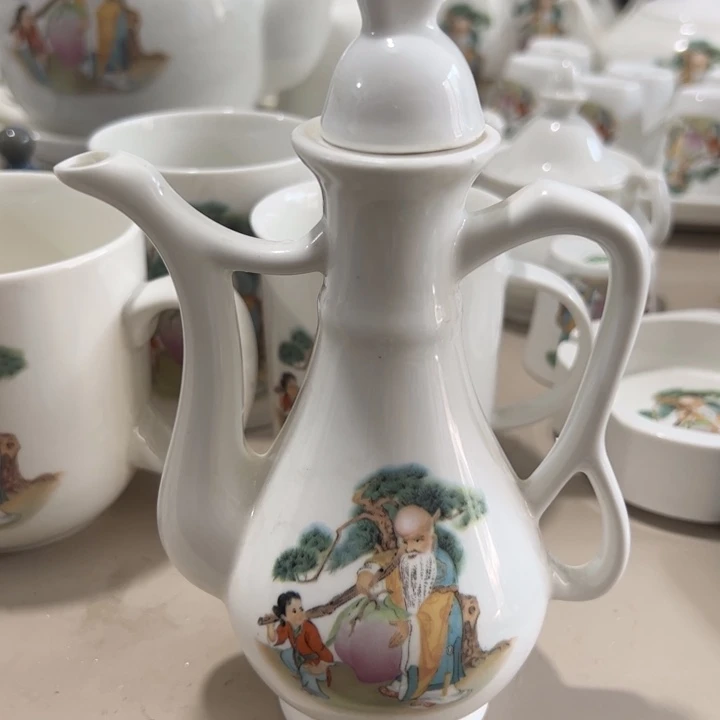 小***.瓷片陶瓷制品酒壶中