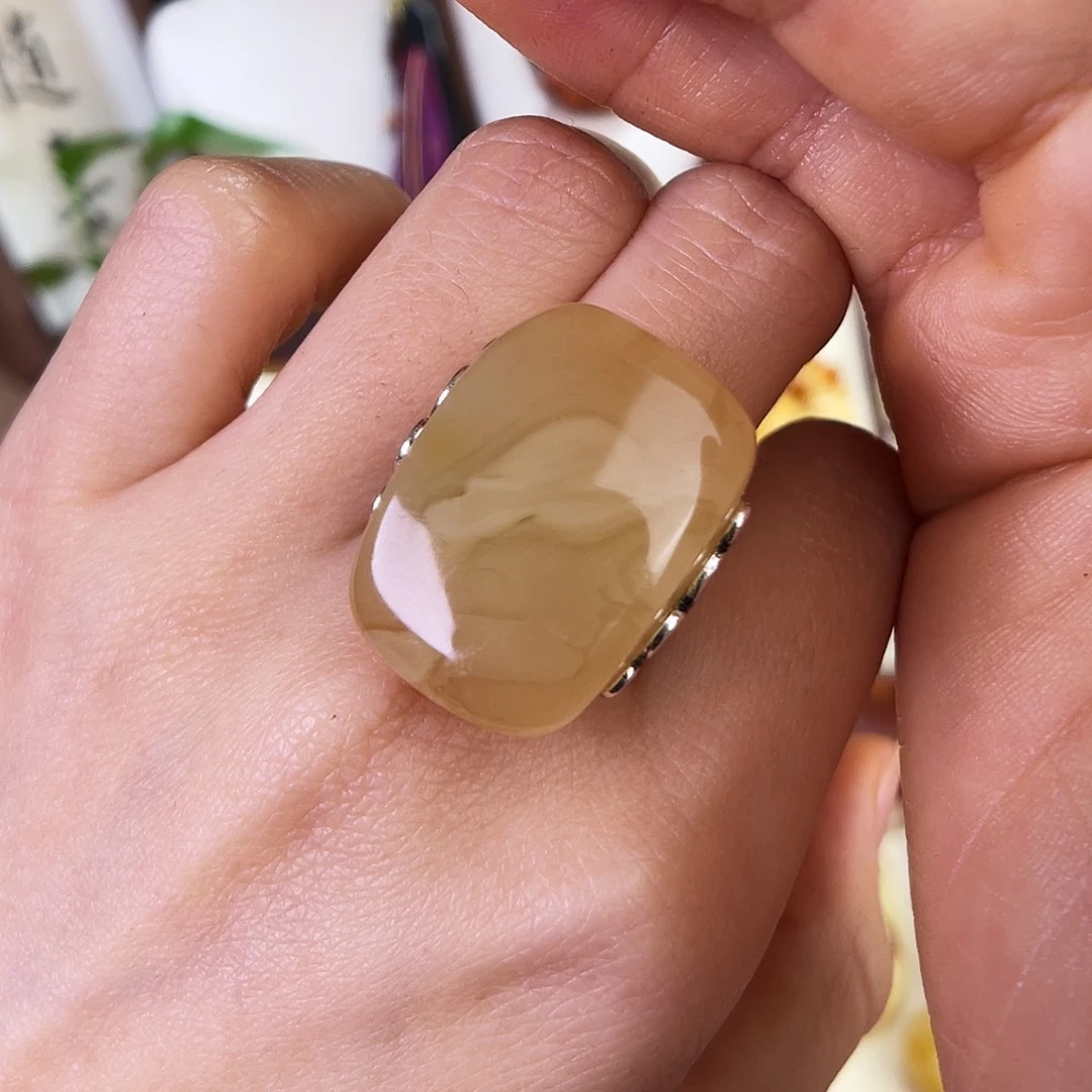 琥珀珠宝奇石未镶嵌。