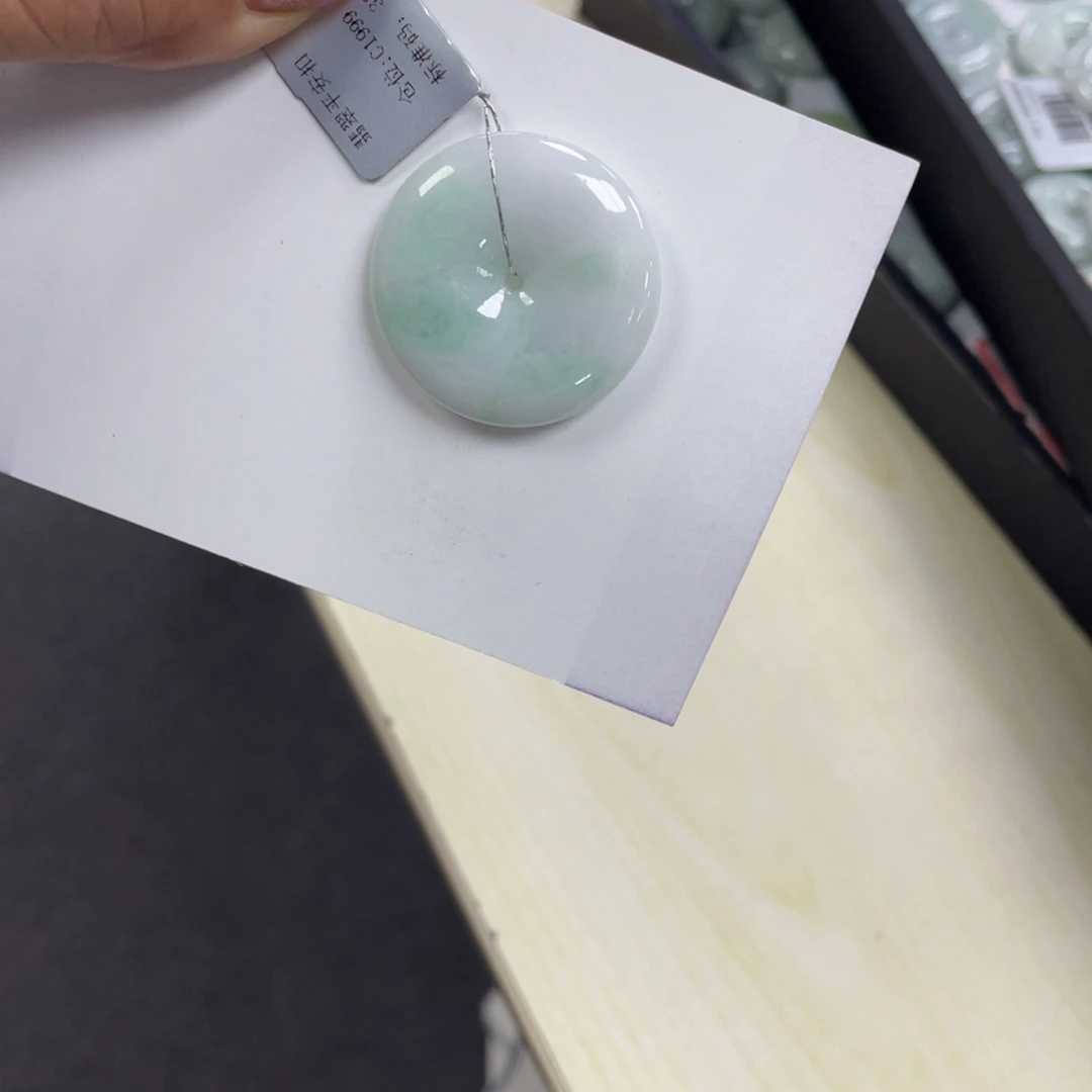 翡翠颈饰未镶嵌平安扣