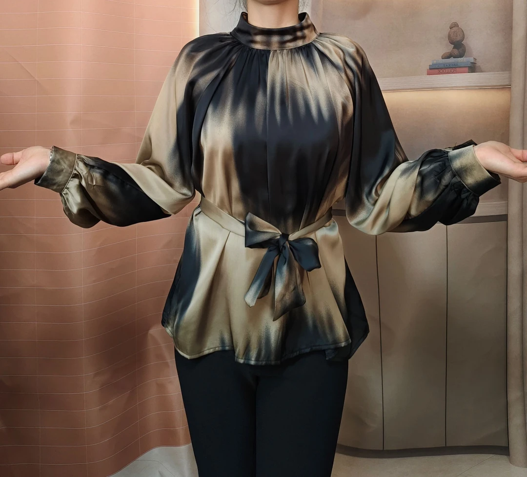 正反两穿气质半高领晕染印花插肩袖衬衫 亲肤缎面质感百搭