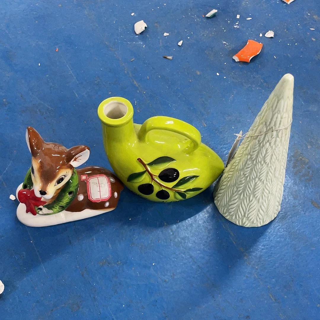 摆件1***1   磕碰。  封釉。