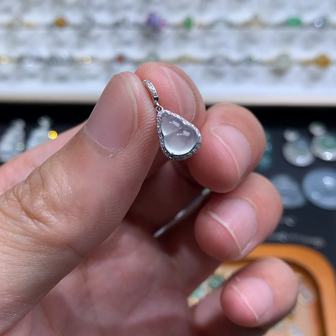 翡翠18K金镶嵌颈饰葫芦