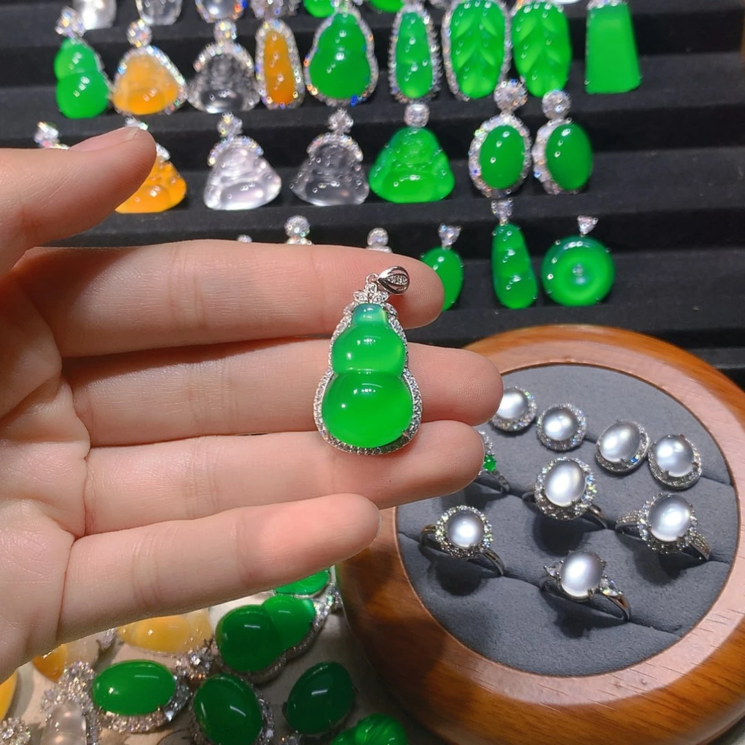 罗***罗玛瑙/玉髓银S925镶嵌颈饰