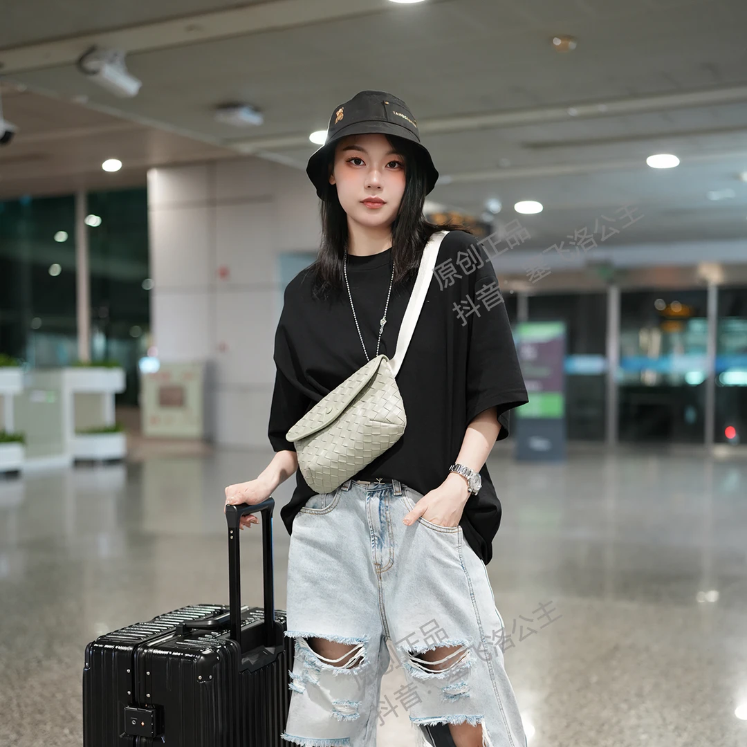 塞飞洛CEFIRO 新款精致时尚百搭编织男女同款斜跨胸包 1WA821