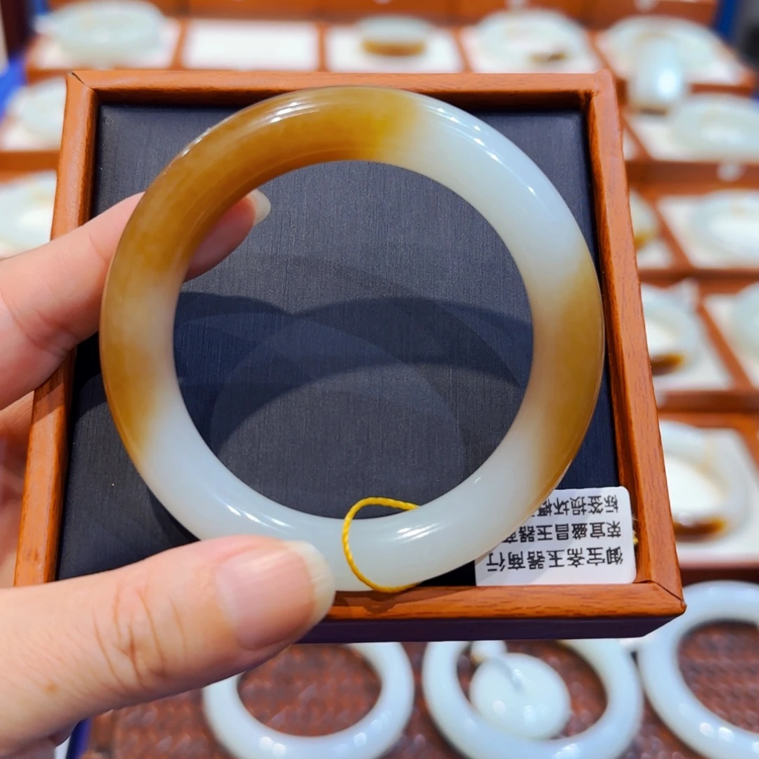 和田玉未镶嵌手镯