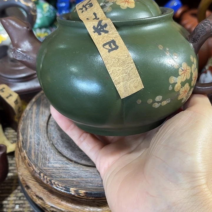 茶壶紫泥原矿泥料手工制作的一把紫砂壶。