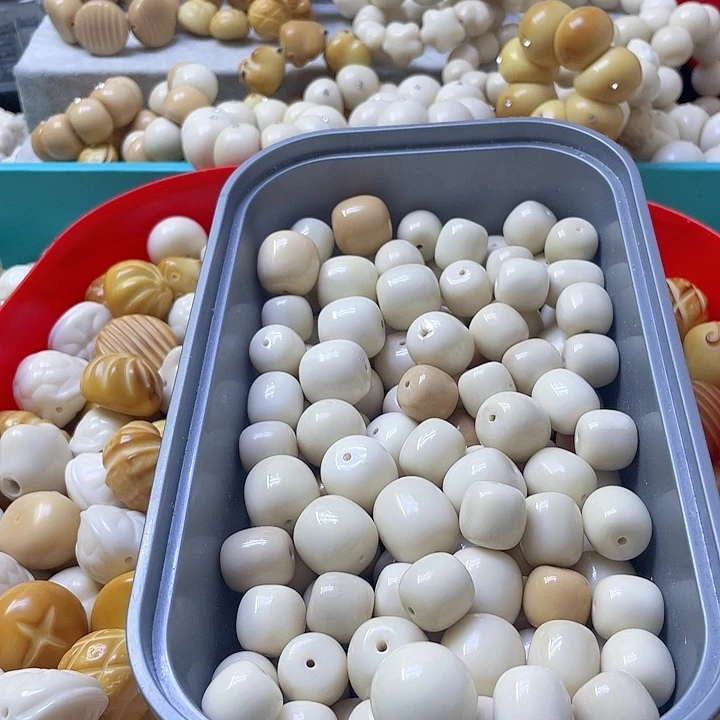 白玉菩提吊坠微瑕象牙果桶三颗