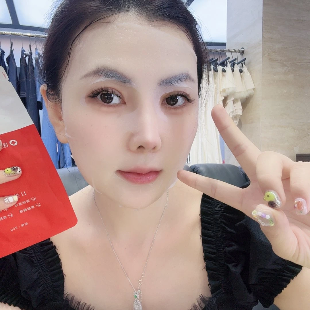 莱塞尔独家定制黑色上衣，红红红