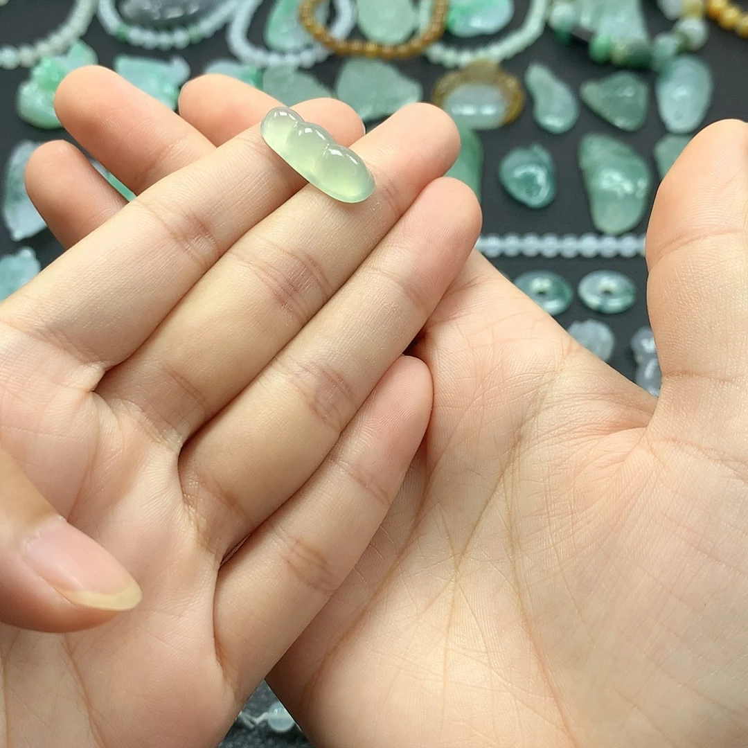 翡翠未镶嵌颈饰豆子