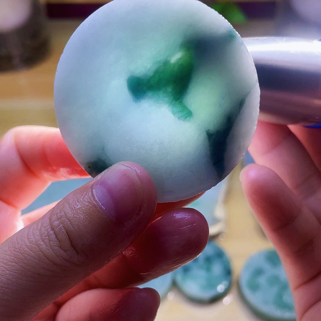 翡翠未镶嵌颈饰毛料9