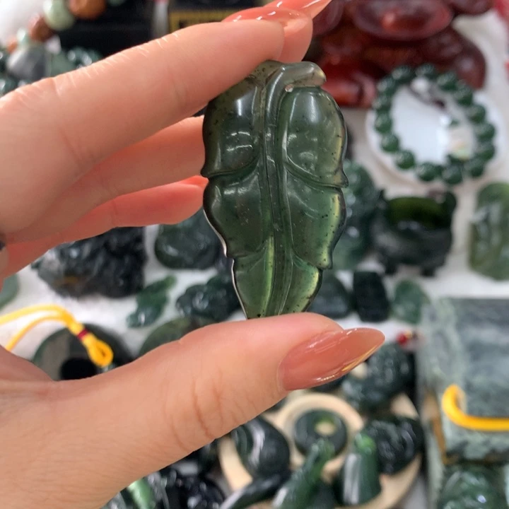 蛇纹石玉未镶嵌颈饰
