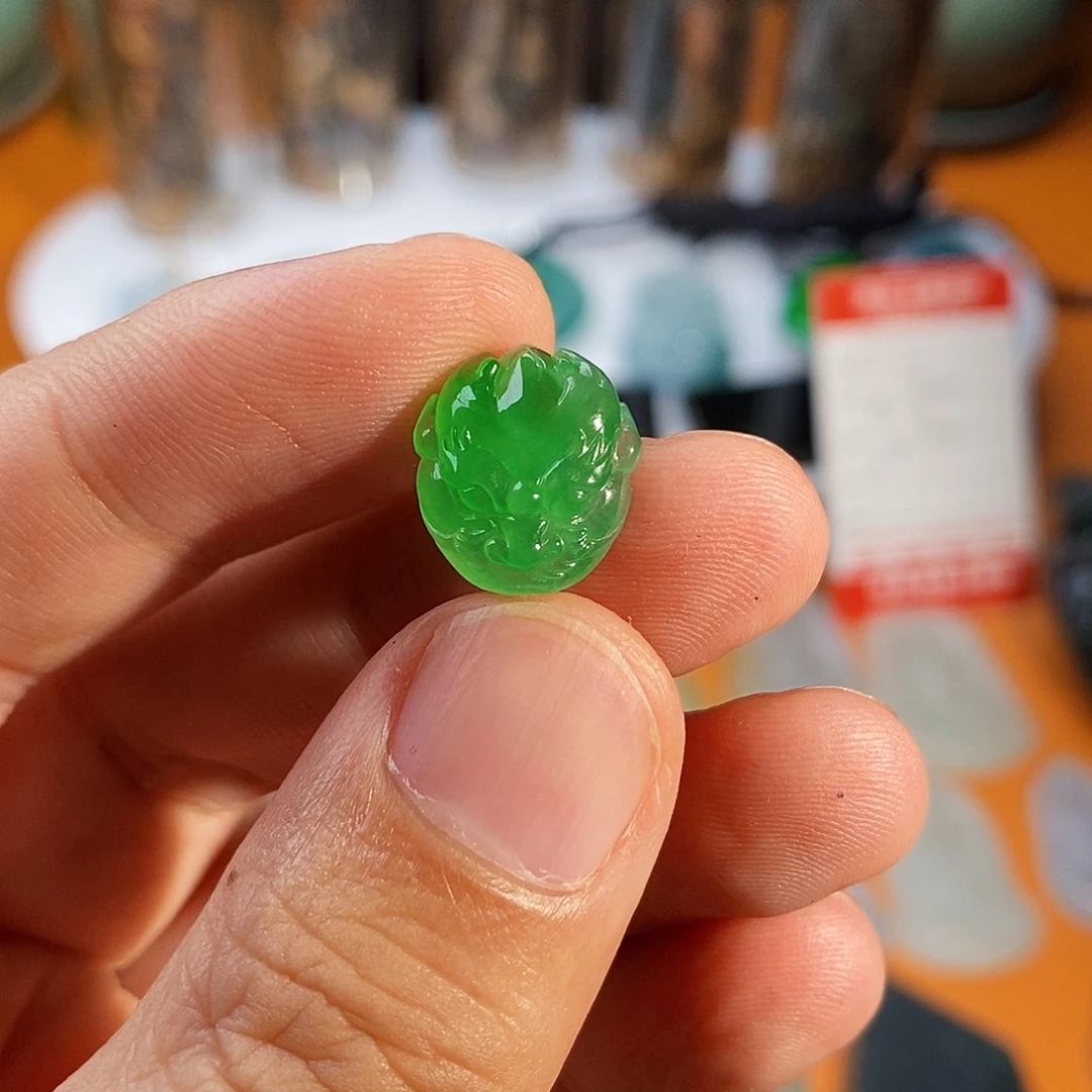 翡翠未镶嵌颈饰冰绿瑞兽