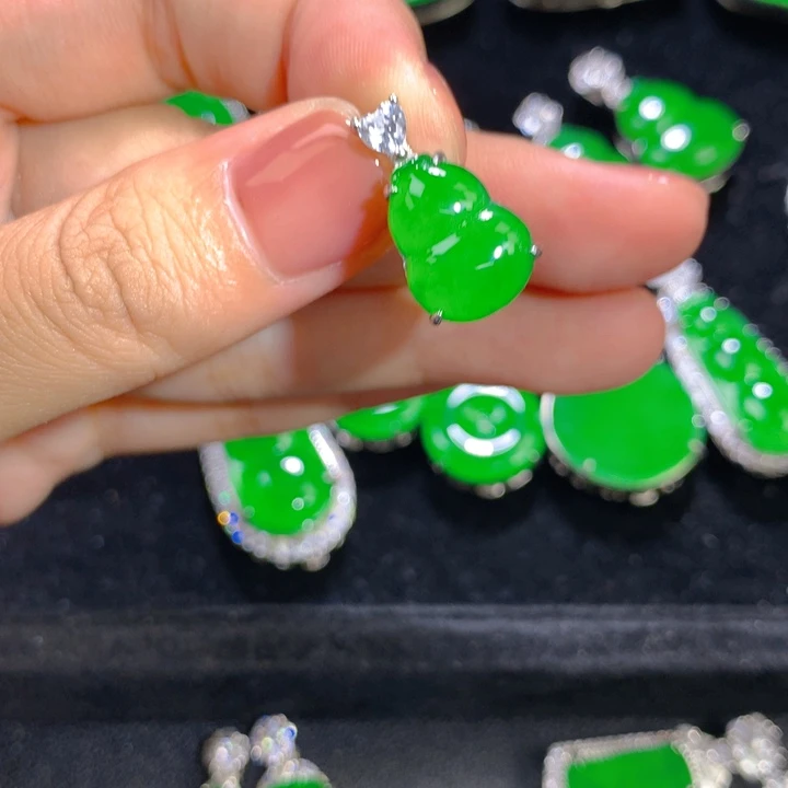 翡翠银S925镶嵌颈饰一个