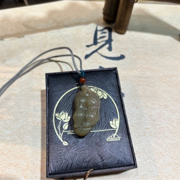 只买单纯的吊坠，没带链子，属的性质。吊坠 新疆金丝玉好事花生吊坠