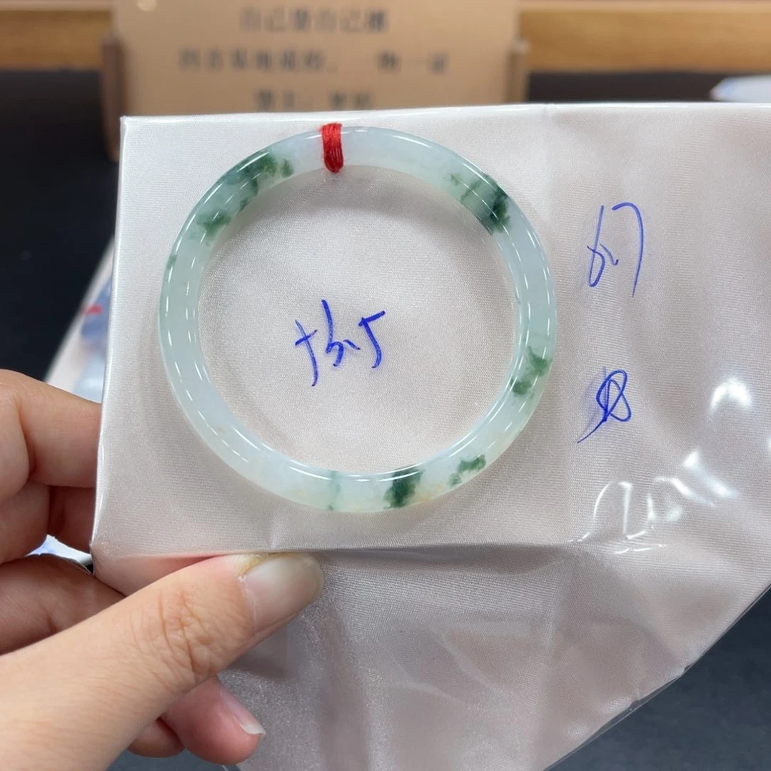 翡翠手镯未镶嵌翡翠