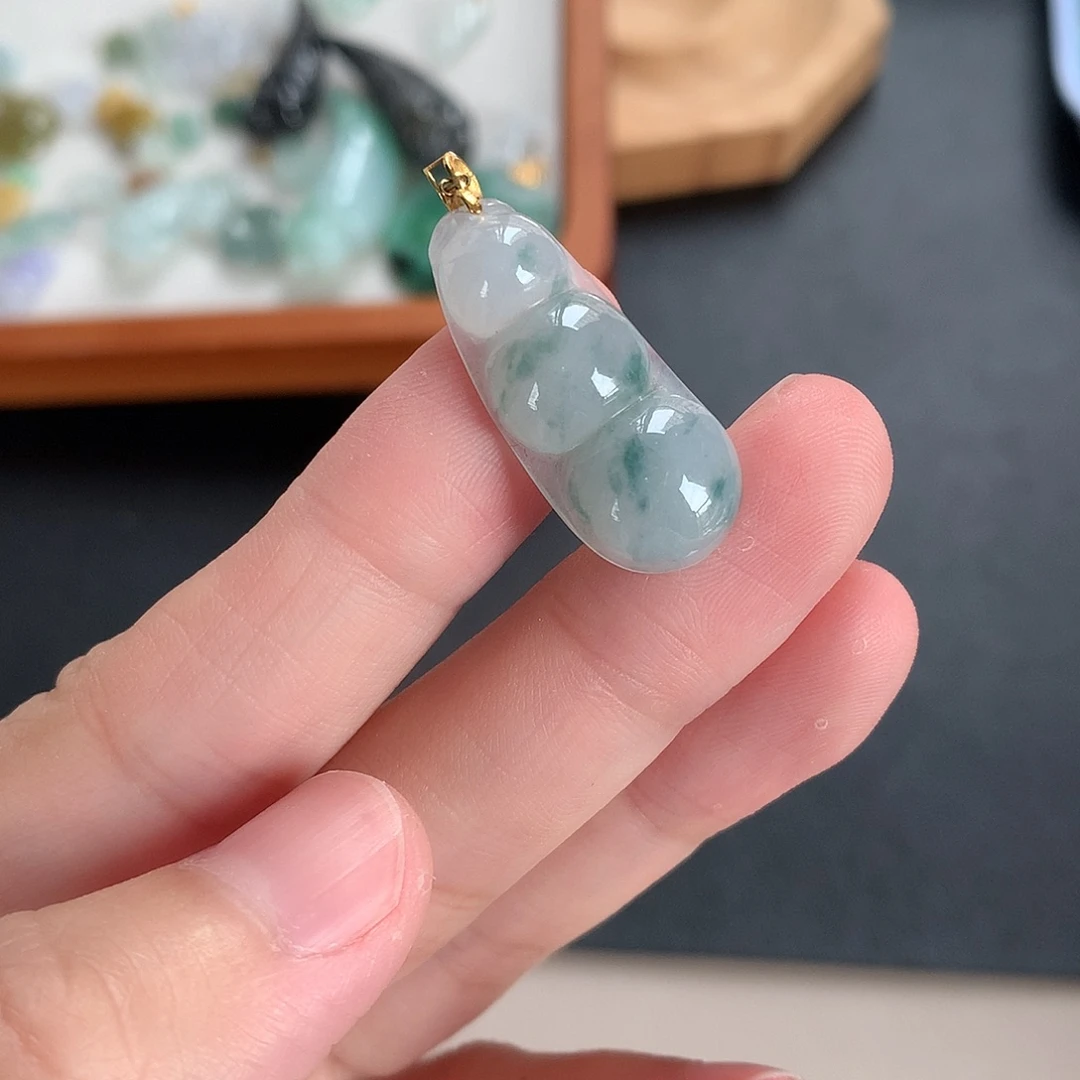翡翠18K金镶嵌颈饰豆