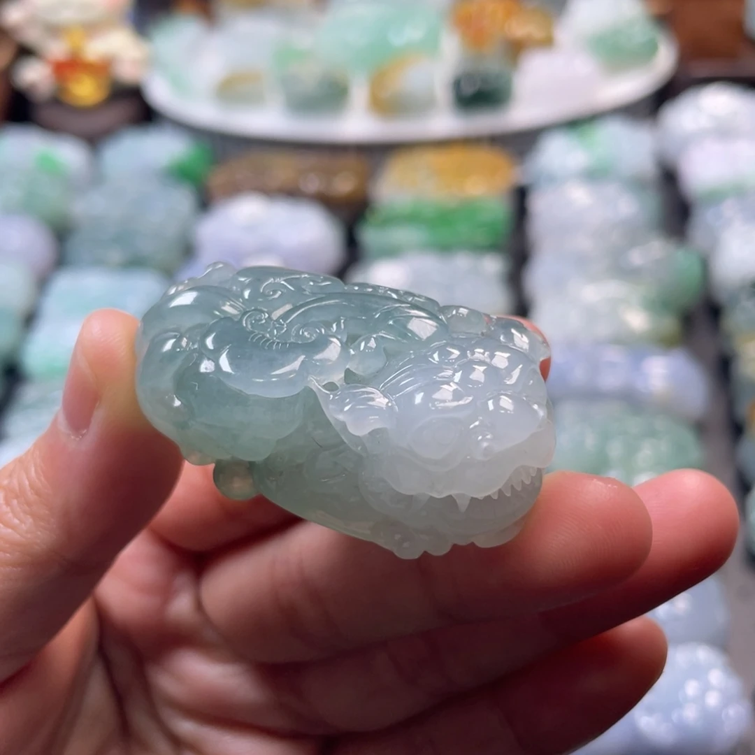 翡翠未镶嵌颈饰貔貅